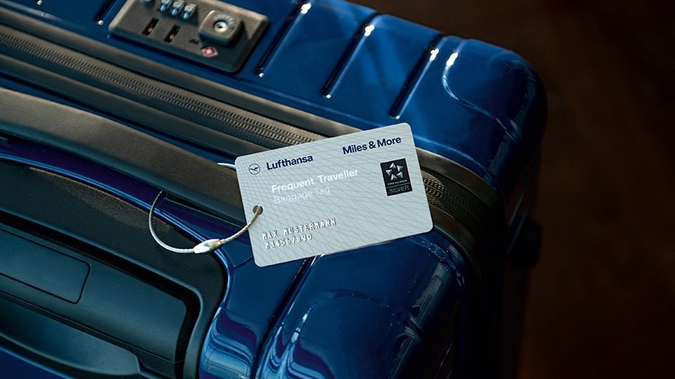 Blauer Reisekoffer mit Frequent Traveller Gepäckanhänger